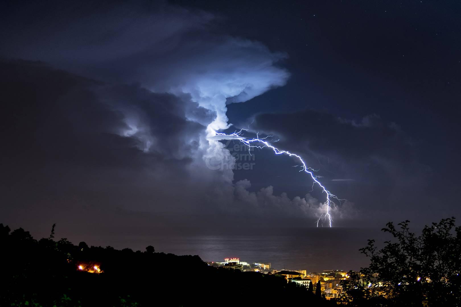 FULMINI POSITIVI DA UN TEMPORALE ISOLATO, GENOVA 21 SETTEMBRE 2020