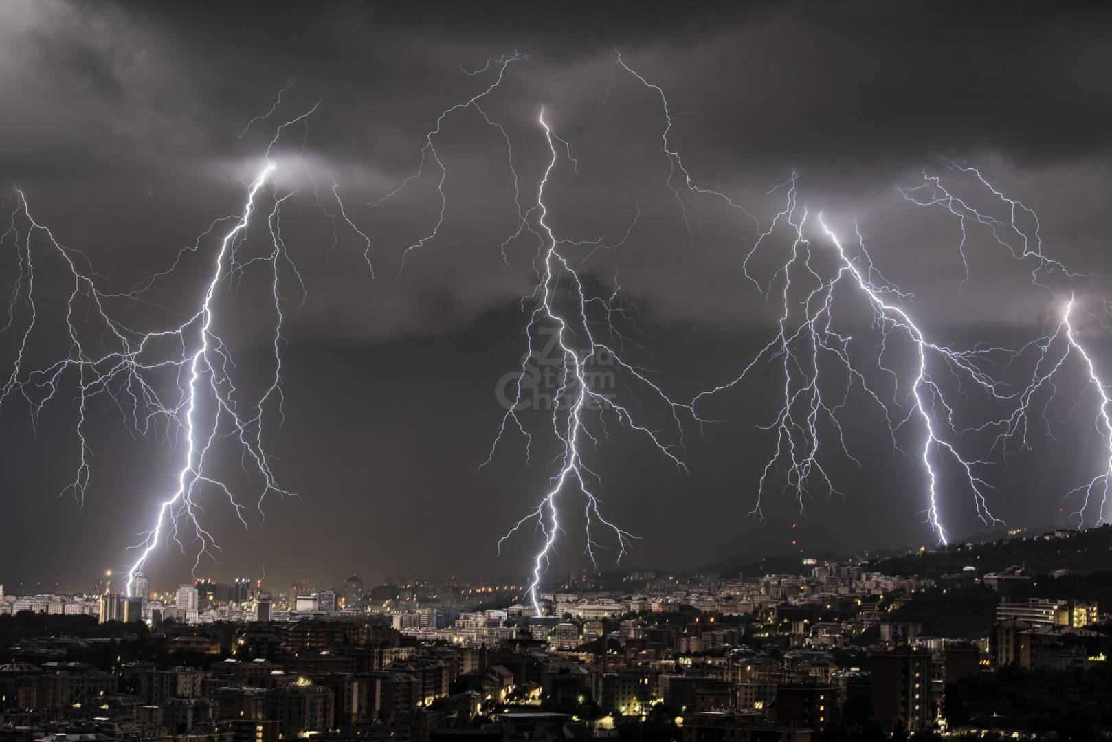 TEMPESTA DI FULMINI IN ARIA SECCA, GENOVA 29 SETTEMBRE 2022