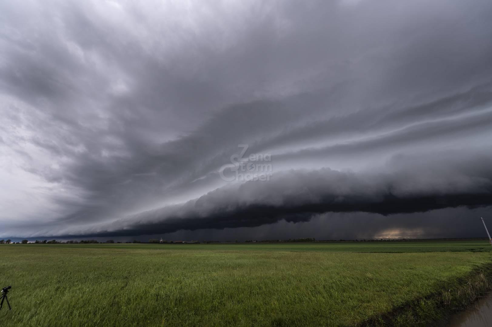 SHELF CLOUD IN ARIA SECCA E FREDDA, VENETO 13 APRILE 2023