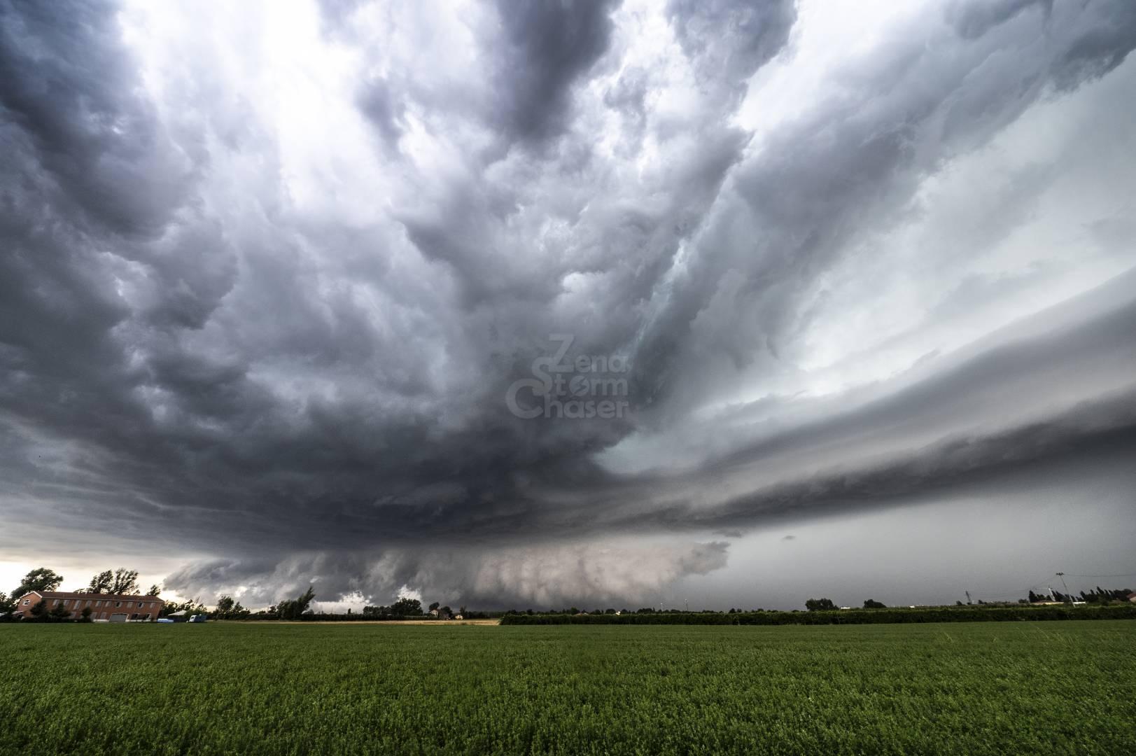 SUPERCELLA TORNADICA CON GRANDINE ENORME NEL FERRARESE, 22 LUGLIO 2023