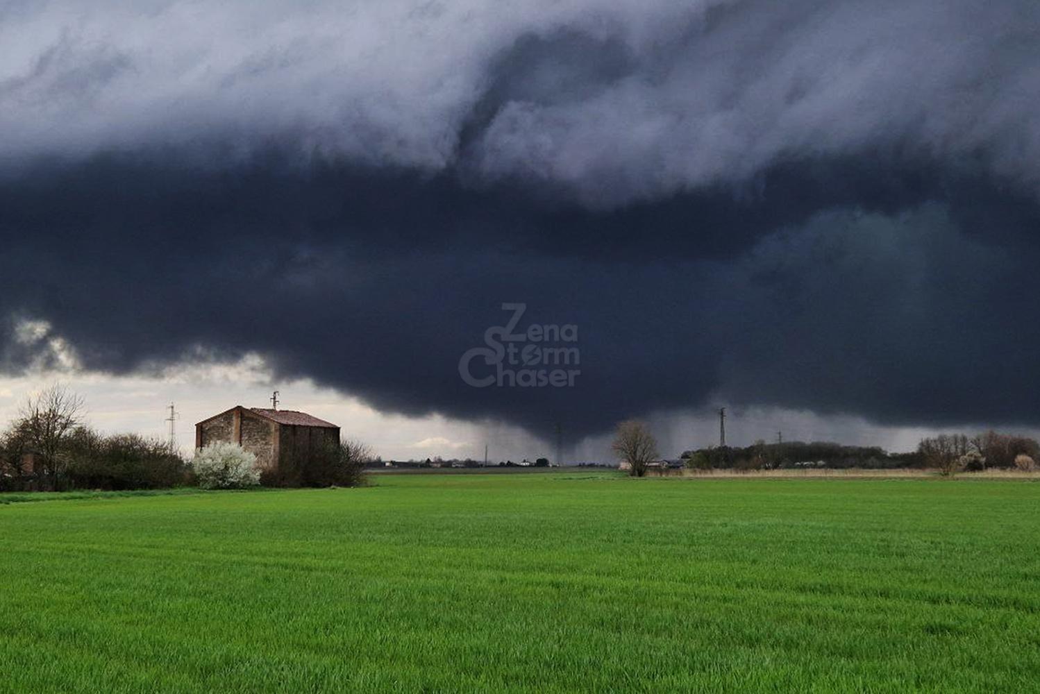 SCIAME DI TORNADO DA SUPERCELLA TRA BOLOGNA E FERRARA, SABATO 15 MARZO